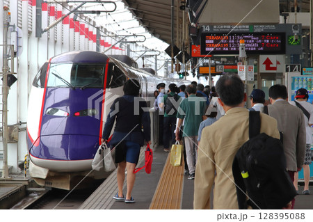 新型車両故障に伴い福島駅で乗換を要する山形新幹線つばさ号（2025年7月） 128395088