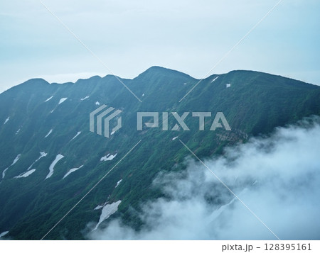 守門岳と滝雲となって落ちてゆくガス（20250710061543） 128395161