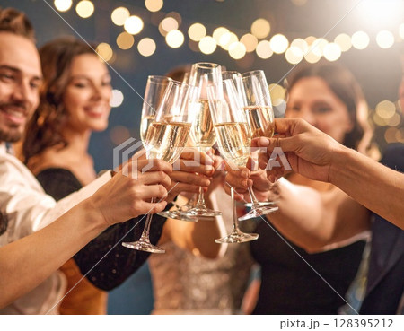 シャンパンで乾杯する人たち シャンパンで乾杯する人たち 128395212