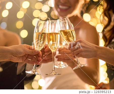 シャンパンで乾杯する人たち シャンパンで乾杯する人たち 128395213