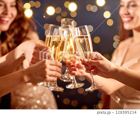 シャンパンで乾杯する人たち シャンパンで乾杯する人たち 128395214