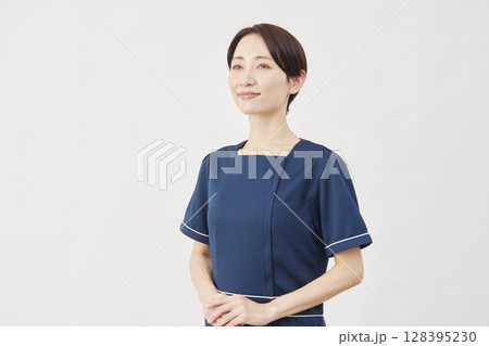 女性 美容看護師 ポートレート 目線無し 白背景 女性 美容看護師 ポートレート 目線無し 白背景 128395230