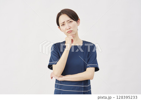 女性　美容看護師　困る　白背景 128395233