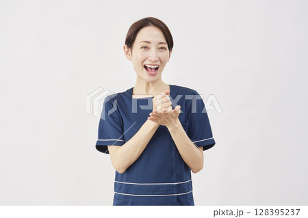 女性 美容看護師 ひらめく 白背景 女性 美容看護師 ひらめく 白背景 128395237