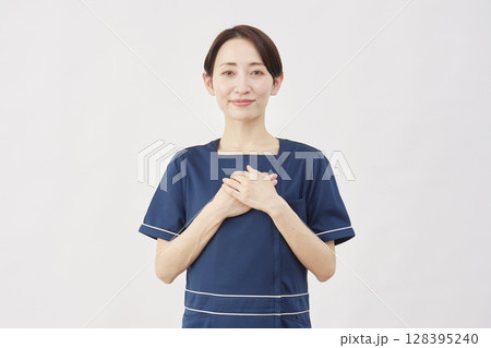 女性 美容看護師 安心する 白背景 女性 美容看護師 安心する 白背景 128395240