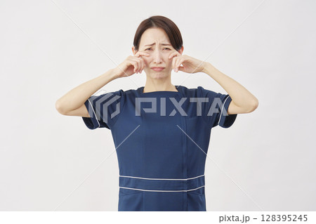 女性 美容看護師 泣く 白背景 女性 美容看護師 泣く 白背景 128395245