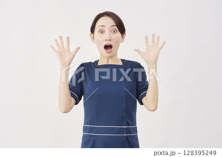 女性 美容看護師 驚く 白背景 女性 美容看護師 驚く 白背景 128395249