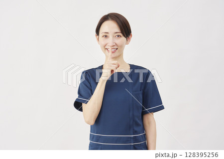 女性 美容看護師 秘密のジェスチャー 白背景 女性 美容看護師 秘密のジェスチャー 白背景 128395256
