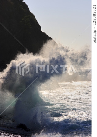 打ち寄せる波 128395321