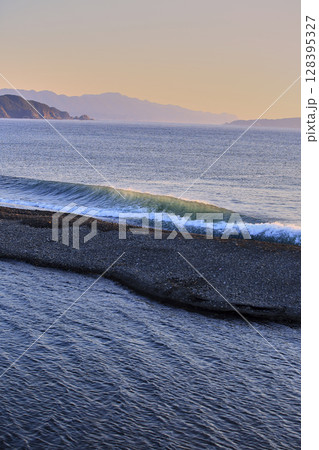 朝焼けに染まる土佐の海 128395327