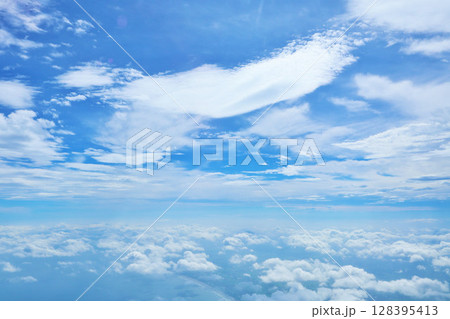 夏の青空と雲(空撮) 夏の青空と雲(空撮) 128395413