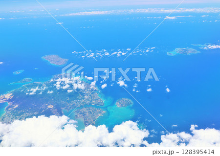 沖縄　上空からの青空と青い海の風景 128395414