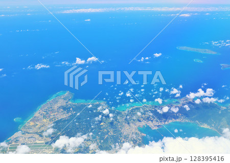 沖縄 上空からの青空と青い海の風景 沖縄 上空からの青空と青い海の風景 128395416