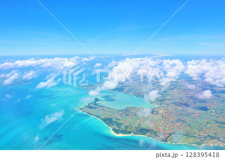 沖縄 宮古島 青空と青い海の空撮 沖縄 宮古島 青空と青い海の空撮 128395418