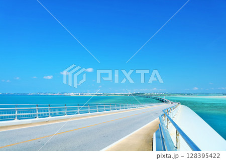沖縄 伊良部大橋からの青空と海 沖縄 伊良部大橋からの青空と海 128395422