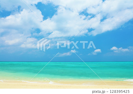 沖縄　夏の青空と池間島の海 128395425