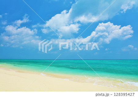 沖縄 夏の青空と池間島の海 沖縄 夏の青空と池間島の海 128395427