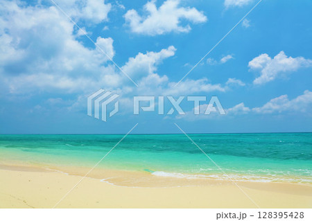 沖縄　夏の青空と池間島の海 128395428