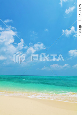 沖縄　夏の青空と池間島の海 128395429