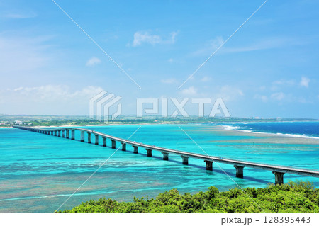 沖縄　宮古島　青空の来間大橋と海 128395443