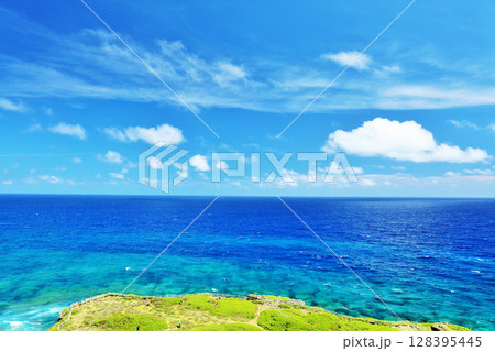 沖縄　宮古島　東平安名崎からの青空と海 128395445