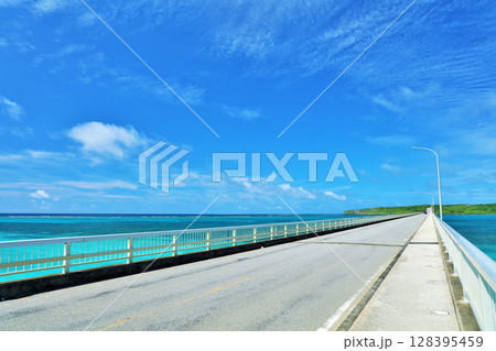 沖縄 宮古島 青空の来間大橋 沖縄 宮古島 青空の来間大橋 128395459