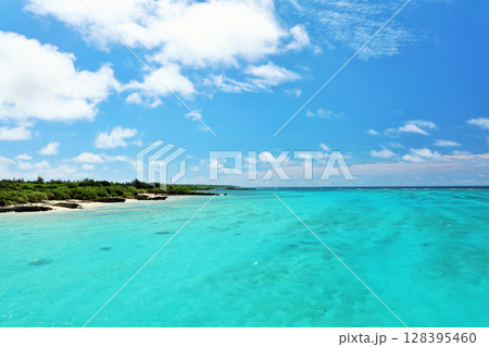 沖縄　宮古島の青空と海 128395460