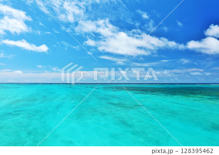 沖縄　宮古島の青空と海 128395462