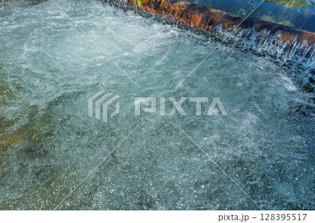 水晶のように輝く清流・夏の光芒を浴びているイメージ(熊本県球磨郡) 128395517