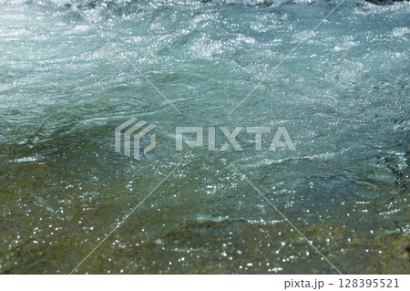 水晶のように輝く清流・夏の光芒を浴びているイメージ(熊本県球磨郡) 128395521