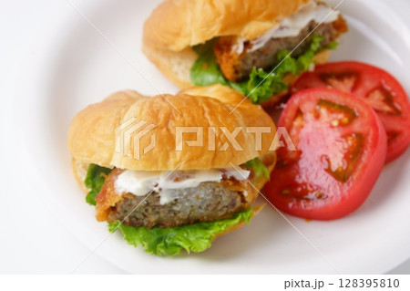 メンチカツクロワッサン 128395810