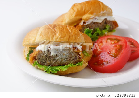 メンチカツクロワッサン 128395813