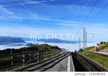 スイス、リギ山頂駅の線路 スイス、リギ山頂駅の線路 128396181