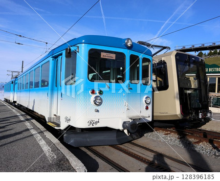 スイス、リギ山頂駅と登山鉄道 スイス、リギ山頂駅と登山鉄道 128396185