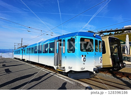 スイス、リギ山頂と登山鉄道 スイス、リギ山頂と登山鉄道 128396186