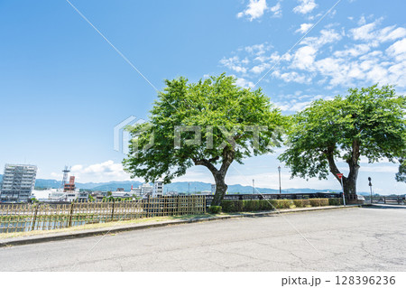 青空を背景に球磨川沿いの温泉と川下りで有名な人吉市 都市景観風景 青空を背景に球磨川沿いの温泉と川下りで有名な人吉市 都市景観風景 128396236