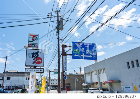 青空を背景に球磨川沿いの温泉と川下りで有名な人吉市 都市景観風景 青空を背景に球磨川沿いの温泉と川下りで有名な人吉市 都市景観風景 128396237