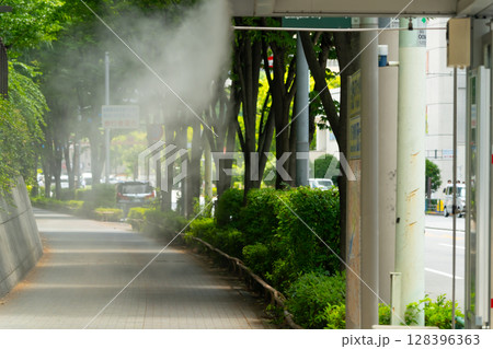 バス停のミストシャワー 128396363