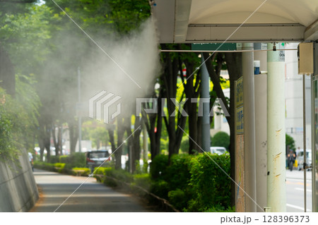 バス停のミストシャワー バス停のミストシャワー 128396373
