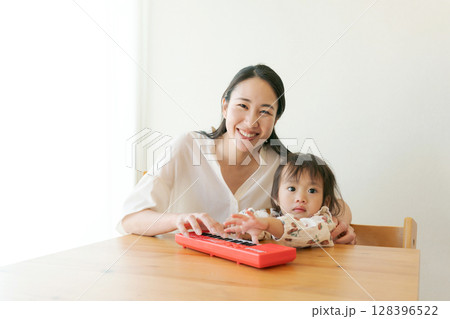ピアノのおもちゃで遊ぶ親子 ピアノのおもちゃで遊ぶ親子 128396522
