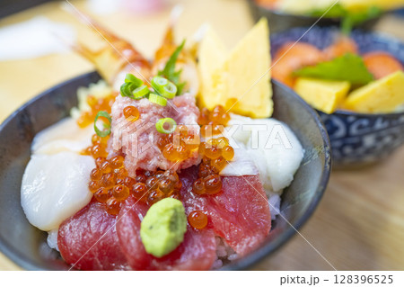海鮮丼のテーブルフォト 海鮮丼のテーブルフォト 128396525