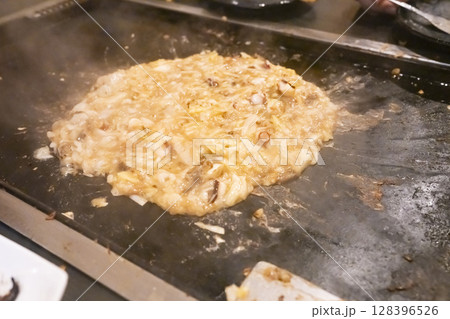 鉄板で作るもんじゃ焼き 鉄板で作るもんじゃ焼き 128396526