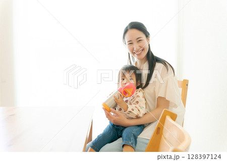 水筒を飲む女の子とママ 水筒を飲む女の子とママ 128397124