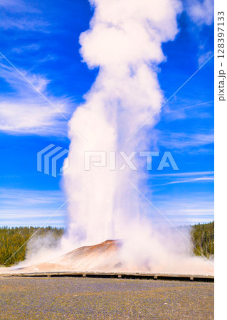 イエローストーン国立公園のオールドフェイスフル間欠泉の絶景 128397133