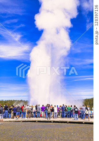 イエローストーン国立公園のオールドフェイスフル間欠泉の絶景 イエローストーン国立公園のオールドフェイスフル間欠泉の絶景 128397136