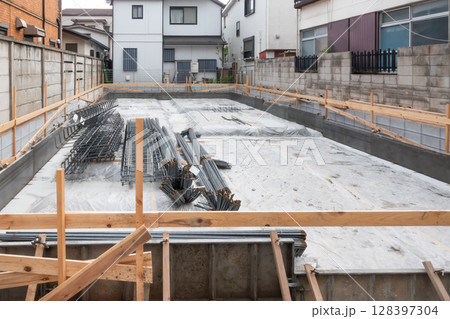 住宅の基礎工事現場 128397304