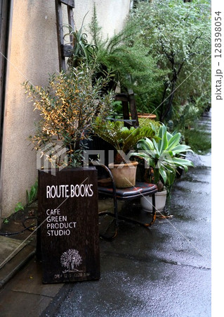 カフェの入り口にある看板と植物 カフェの入り口にある看板と植物 128398054