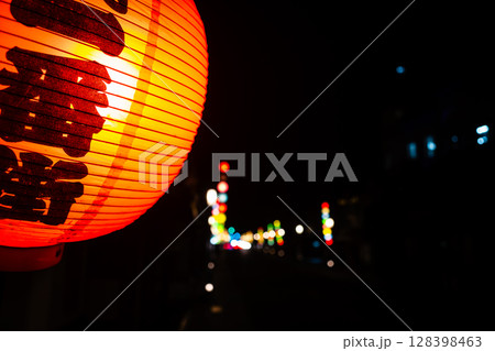 夏祭りの提灯 川越百万灯夏まつり 夜の一番街　a-2 高彩度コントラスト 128398463