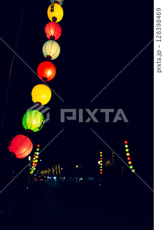 夏祭りの提灯 川越百万灯夏まつり 夜の一番街　b-3 寒色加味 128398469