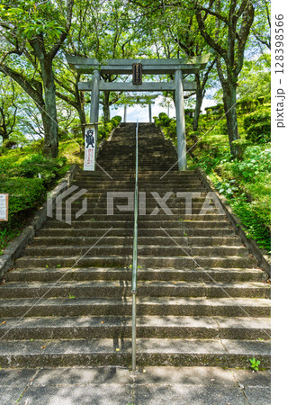 夏の光芒に映える幸福神社(岡留稲荷神社)と岡留公園広場風景(球磨郡あさぎり町) 128398566